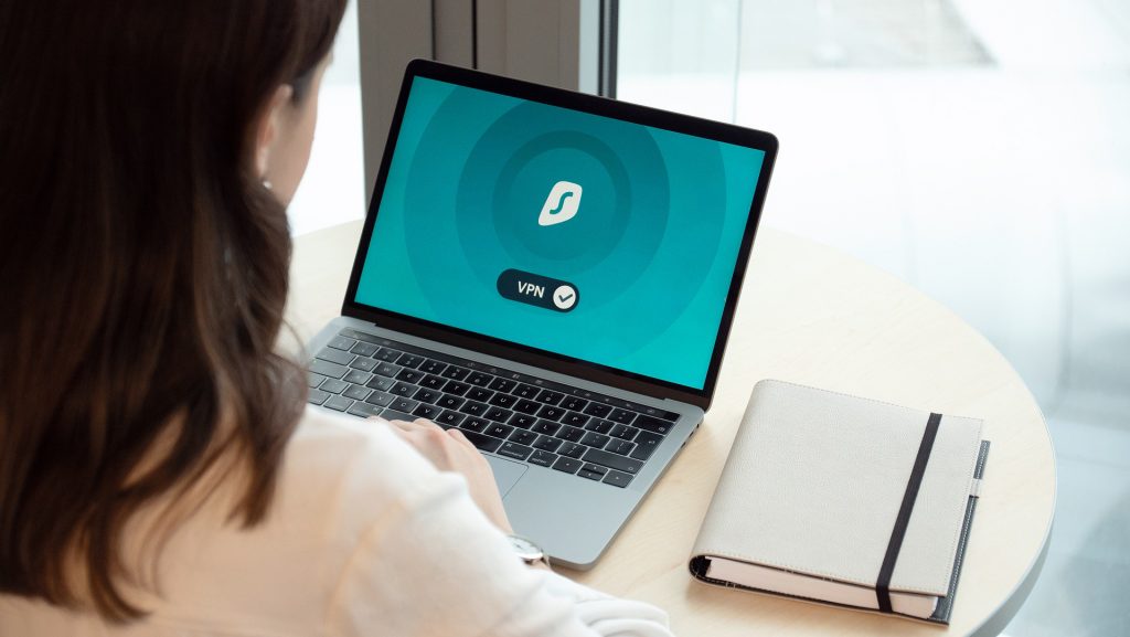 kvinna som jobbar på datorn med vpn