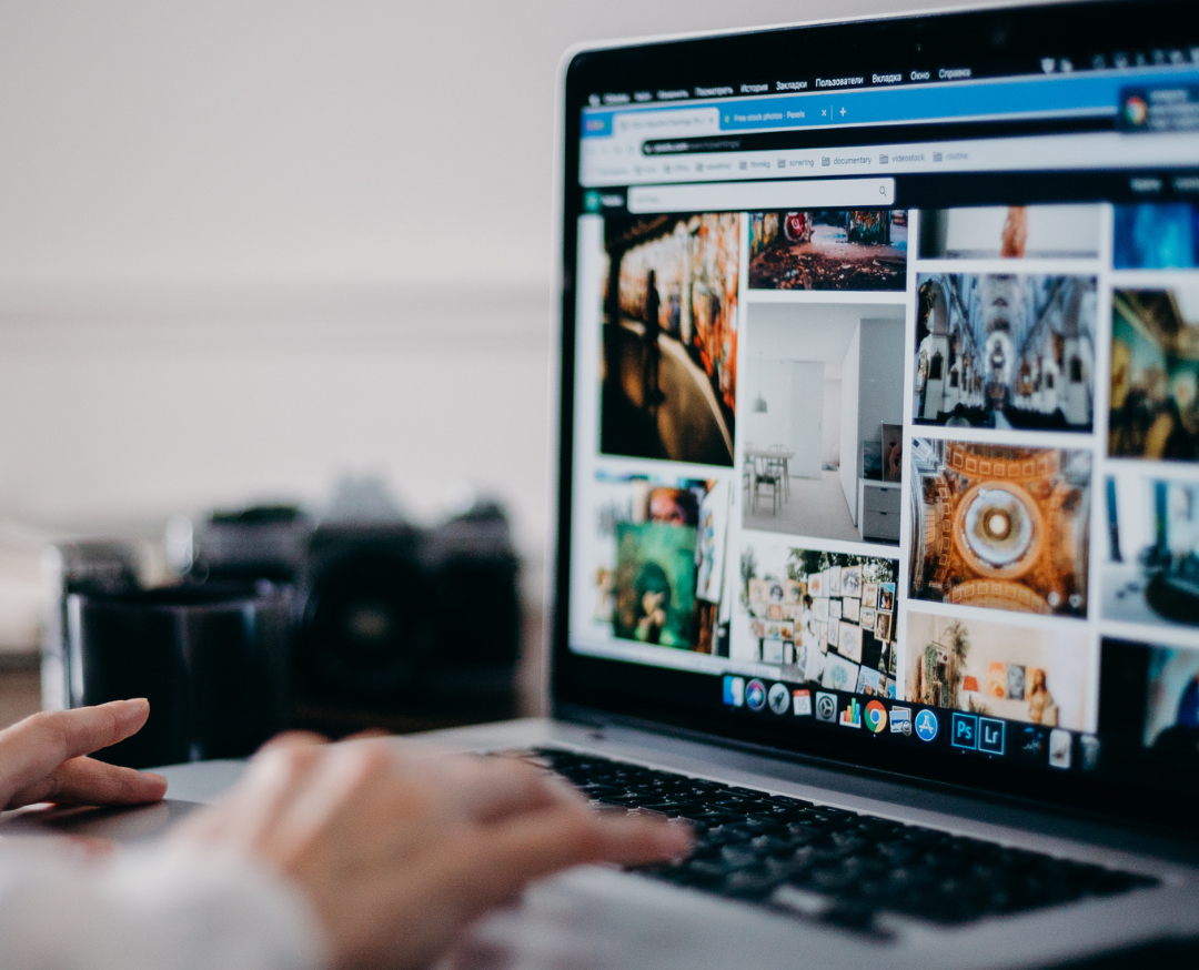 person som letar efter bilder till sin hemsida